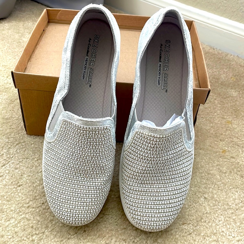 Skechers Shiny Dancer Slip-On Shoe Closed Toe. Silver w/ air cooled memory foam
